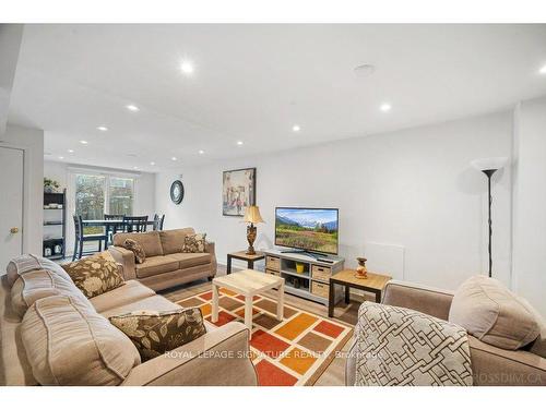 29 Don Head Village Blvd, Richmond Hill, ON - Indoor Photo Showing Living Room