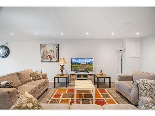 29 Don Head Village Blvd, Richmond Hill, ON - Indoor Photo Showing Living Room