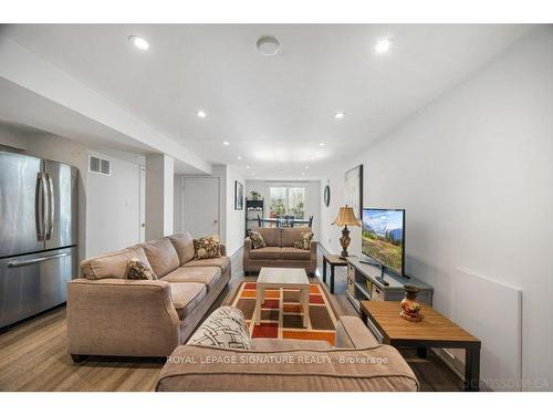 29 Don Head Village Blvd, Richmond Hill, ON - Indoor Photo Showing Living Room