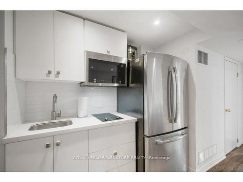 29 Don Head Village Blvd, Richmond Hill, ON - Indoor Photo Showing Kitchen