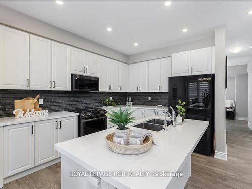 20 Alan Williams Tr, Uxbridge, ON - Indoor Photo Showing Kitchen With Double Sink With Upgraded Kitchen