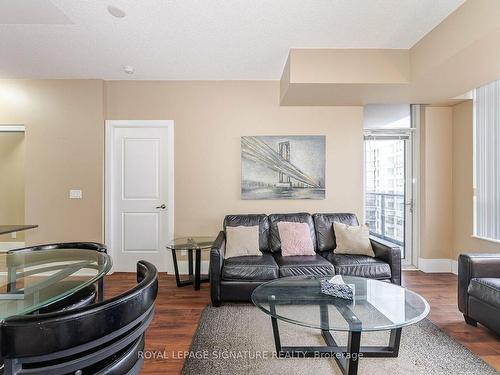 3008-330 Burnhamthorpe Rd W, Mississauga, ON - Indoor Photo Showing Living Room