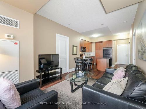 3008-330 Burnhamthorpe Rd W, Mississauga, ON - Indoor Photo Showing Living Room