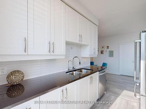 Lph4-4070 Confederation Pkwy, Mississauga, ON - Indoor Photo Showing Kitchen With Double Sink With Upgraded Kitchen