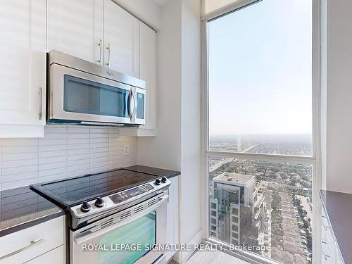 Lph4-4070 Confederation Pkwy, Mississauga, ON - Indoor Photo Showing Kitchen