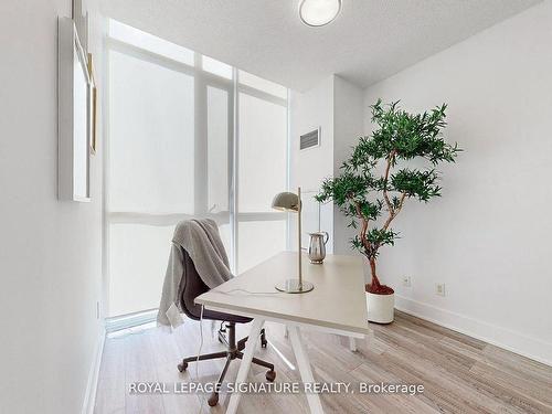 Lph4-4070 Confederation Pkwy, Mississauga, ON - Indoor Photo Showing Dining Room