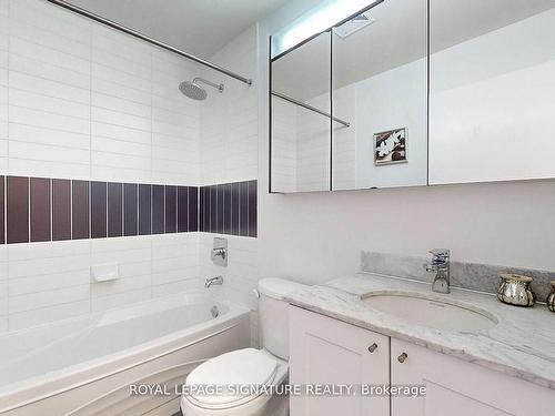 Lph4-4070 Confederation Pkwy, Mississauga, ON - Indoor Photo Showing Bathroom