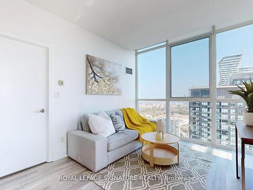 Lph4-4070 Confederation Pkwy, Mississauga, ON - Indoor Photo Showing Living Room