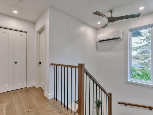 Escalier - 63 18E Avenue, Sainte-Marthe-Sur-Le-Lac, QC - Indoor Photo Showing Other Room