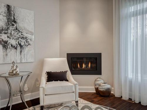 Living room - 687 Rue Des Églantiers, Boucherville, QC - Indoor With Fireplace