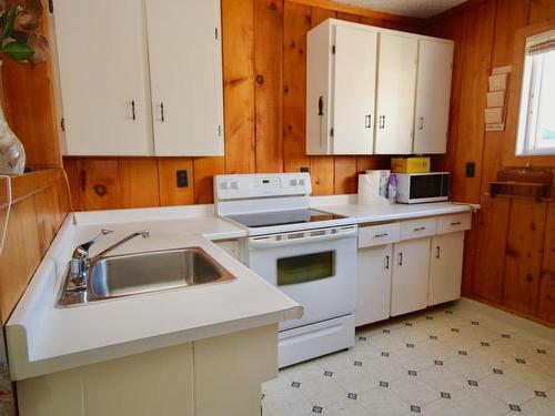 931 Christie Avenue, Fort Frances, ON - Indoor Photo Showing Kitchen