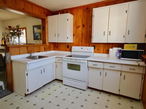 931 Christie Avenue, Fort Frances, ON - Indoor Photo Showing Kitchen