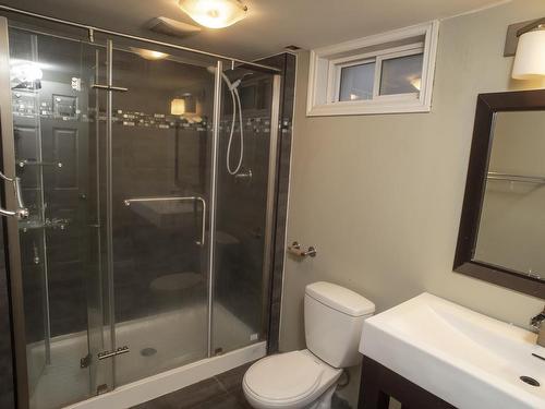 725 Ernestine Avenue, Thunder Bay, ON - Indoor Photo Showing Bathroom