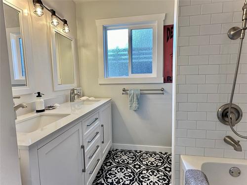 523 Stonor Street, Summerland, BC - Indoor Photo Showing Bathroom