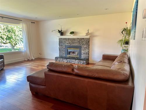 523 Stonor Street, Summerland, BC - Indoor Photo Showing Living Room With Fireplace