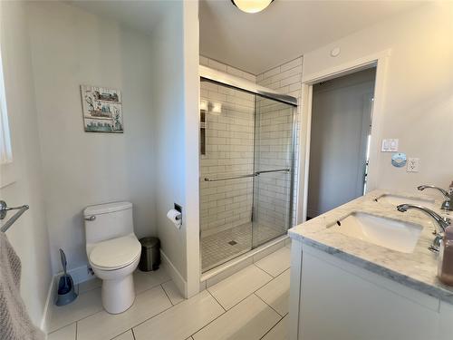 523 Stonor Street, Summerland, BC - Indoor Photo Showing Bathroom