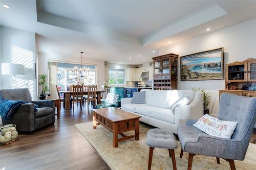 33-1960 Klo Road, Kelowna, BC - Indoor Photo Showing Living Room