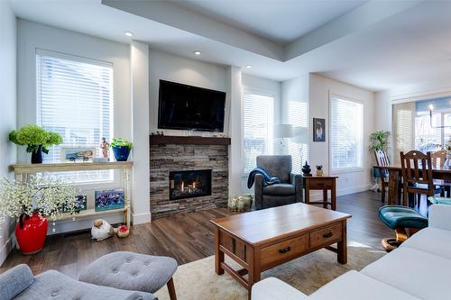 33-1960 Klo Road, Kelowna, BC - Indoor Photo Showing Living Room With Fireplace