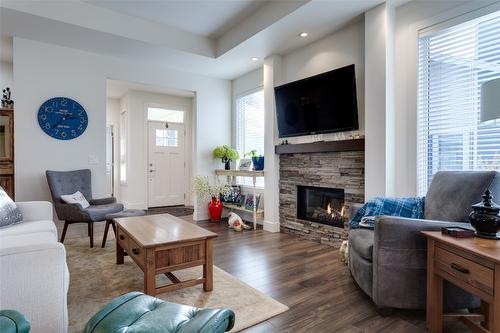 33-1960 Klo Road, Kelowna, BC - Indoor Photo Showing Living Room With Fireplace