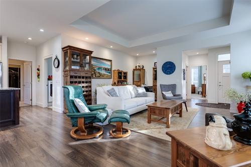 33-1960 Klo Road, Kelowna, BC - Indoor Photo Showing Living Room