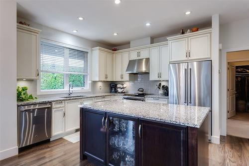 33-1960 Klo Road, Kelowna, BC - Indoor Photo Showing Kitchen With Stainless Steel Kitchen With Upgraded Kitchen