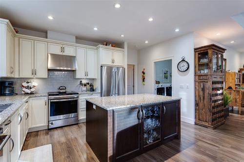 33-1960 Klo Road, Kelowna, BC - Indoor Photo Showing Kitchen With Stainless Steel Kitchen With Upgraded Kitchen