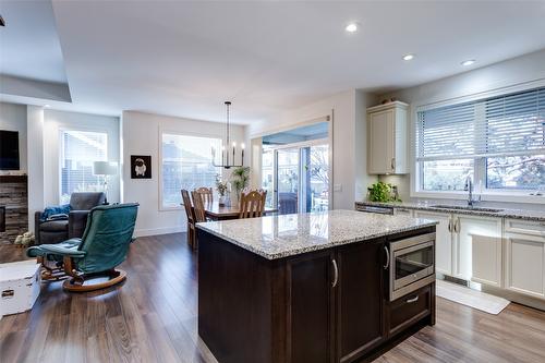 33-1960 Klo Road, Kelowna, BC - Indoor Photo Showing Kitchen With Upgraded Kitchen