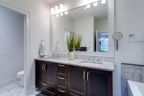 33-1960 Klo Road, Kelowna, BC - Indoor Photo Showing Bathroom