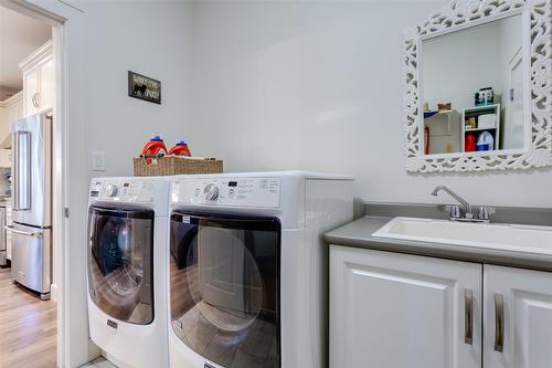 33-1960 Klo Road, Kelowna, BC - Indoor Photo Showing Laundry Room