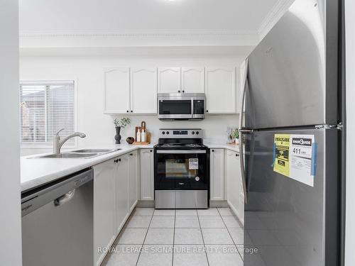 7 Salt Dr, Ajax, ON - Indoor Photo Showing Kitchen With Double Sink