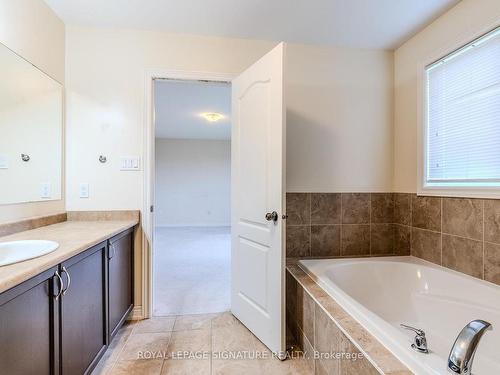 6366 Dilalla Cres, Niagara Falls, ON - Indoor Photo Showing Bathroom