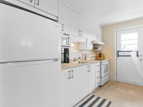 Cuisine - 554 Rue Madeleine, Salaberry-De-Valleyfield, QC - Indoor Photo Showing Kitchen