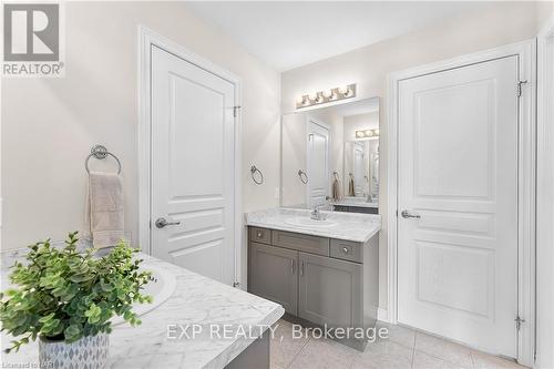 689 Brian Street, Fort Erie (334 - Crescent Park), ON - Indoor Photo Showing Bathroom