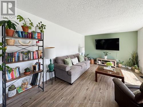 199 Montgomery Avenue, Temiskaming Shores, ON - Indoor Photo Showing Living Room