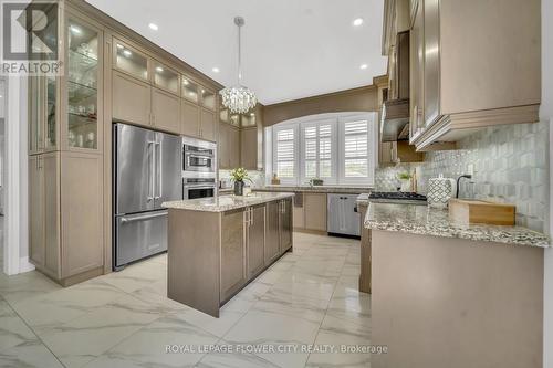 9 Balloon Crescent, Brampton, ON - Indoor Photo Showing Kitchen With Upgraded Kitchen