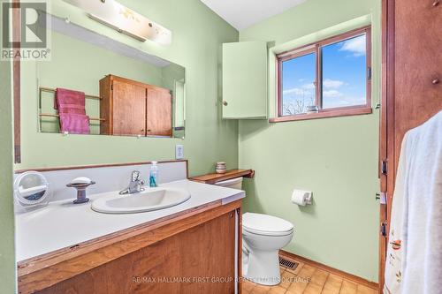 2881 Quabbin Road, Kingston (City North Of 401), ON - Indoor Photo Showing Bathroom