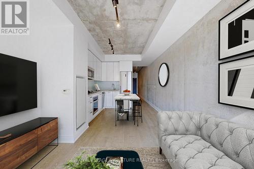 TORONTO, ON - Indoor Photo Showing Living Room