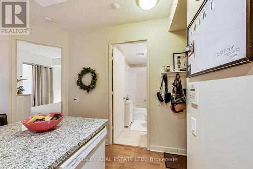 1007 - 85 Bloor Street E, Toronto, ON - Indoor Photo Showing Kitchen