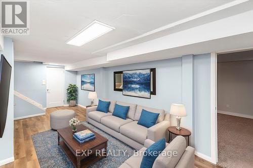 8 Donalda Court, St. Catharines (444 - Carlton/Bunting), ON - Indoor Photo Showing Living Room