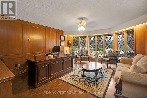 3 Marilyn Avenue, Whitchurch-Stouffville, ON - Indoor Photo Showing Living Room