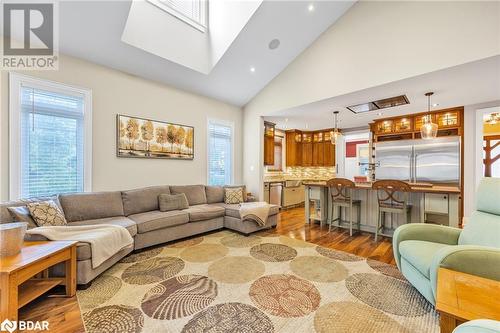 3967 Guest Road, Innisfil, ON - Indoor Photo Showing Living Room