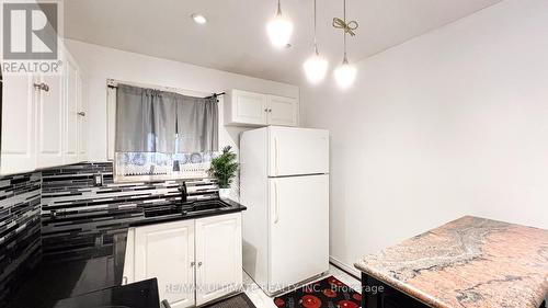 7205 Delmonte Crescent, Mississauga, ON - Indoor Photo Showing Kitchen