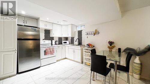 7205 Delmonte Crescent, Mississauga, ON - Indoor Photo Showing Kitchen