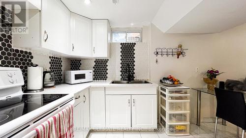 7205 Delmonte Crescent, Mississauga, ON - Indoor Photo Showing Kitchen