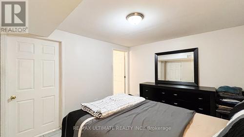 7205 Delmonte Crescent, Mississauga, ON - Indoor Photo Showing Bedroom