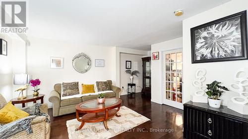 7205 Delmonte Crescent, Mississauga, ON - Indoor Photo Showing Living Room