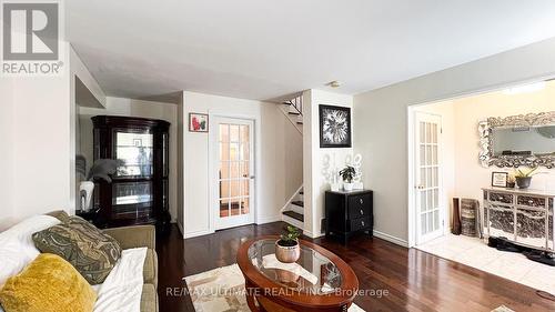 7205 Delmonte Crescent, Mississauga, ON - Indoor Photo Showing Living Room