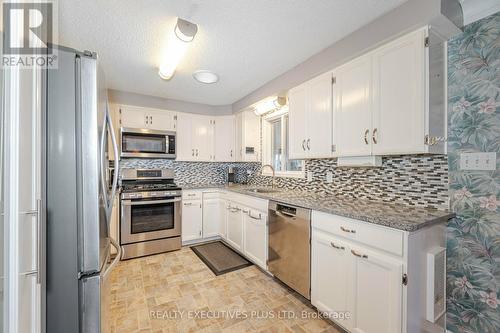 112 Tecumseth Pines Drive, New Tecumseth, ON - Indoor Photo Showing Kitchen With Upgraded Kitchen