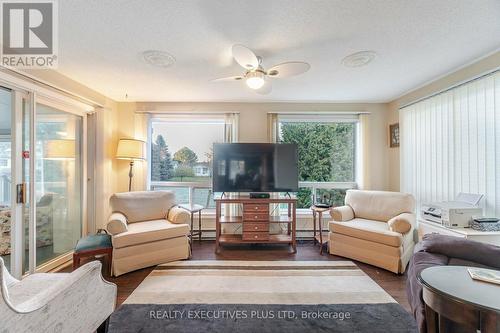 112 Tecumseth Pines Drive, New Tecumseth, ON - Indoor Photo Showing Living Room