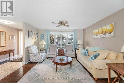 112 Tecumseth Pines Drive, New Tecumseth, ON - Indoor Photo Showing Living Room